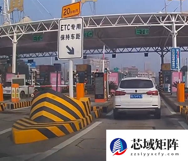 女子收费站遇前车插队蹭ETC：反应不及时令其得逞