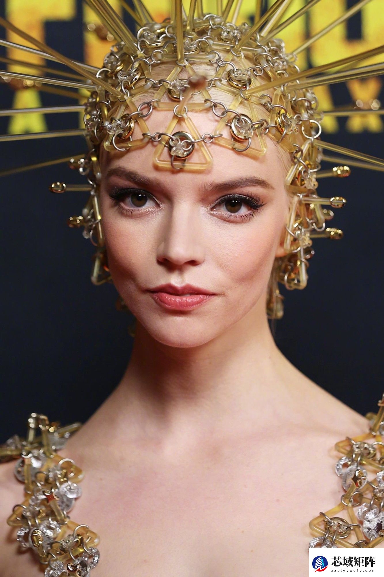 安雅·泰勒新片首映亮相 金色尖刺造型引热议
