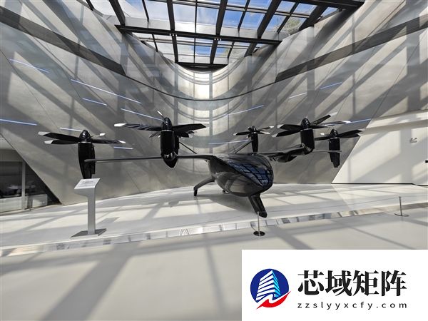 何小鹏曝光小鹏汽车“黑科技”车型：飞机被嵌入汽车尾箱  预计2026下半年登场