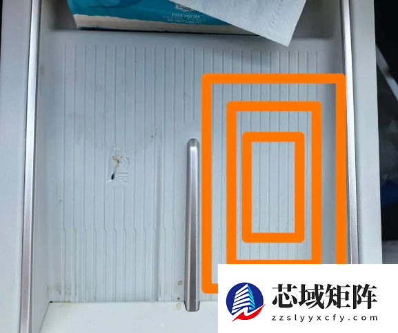 口罩车内离奇“自燃”车主懵了 专家：口罩金属条进入无线充电磁场被加热