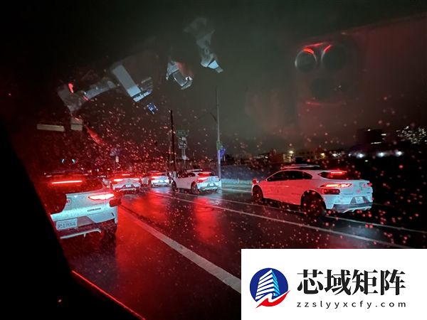  Waymo自动驾驶出现史诗级丑闻 博主：特斯拉FSD实测不会卡死