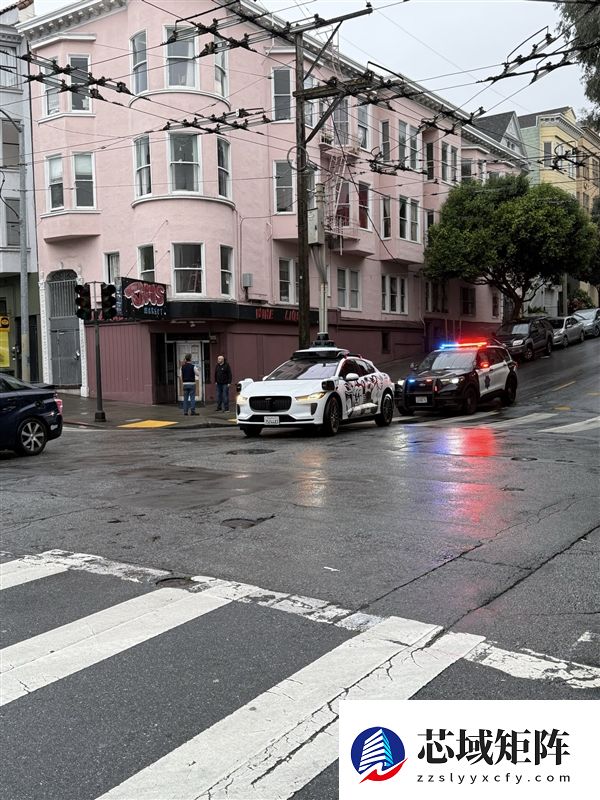  Waymo自动驾驶出现史诗级丑闻 博主：特斯拉FSD实测不会卡死