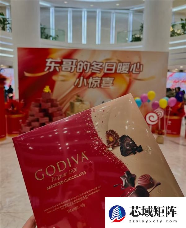 章泽天独自现身迪拜过圣诞:身着阔腿裤 松弛感十足