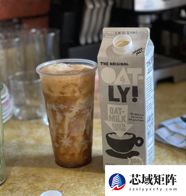 有钱人家里的圣诞树 在今年开始掉色了