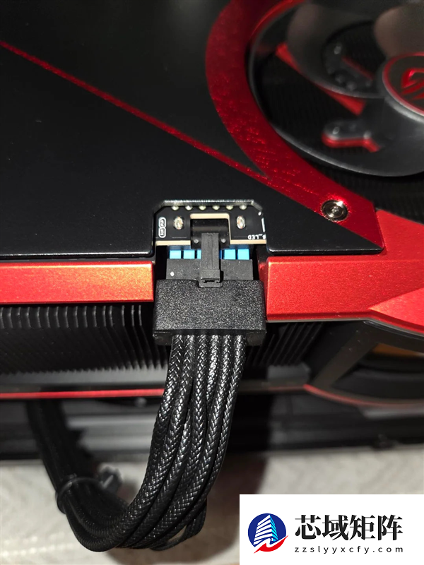 用户吐槽RTX 5090插线难 官方回应:接口偏移是设计的一部分