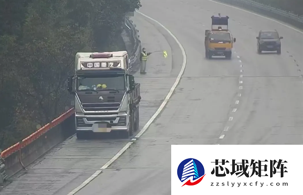 缺油别慌！半挂车司机徒步下高速买油 交警：这类拖车免费