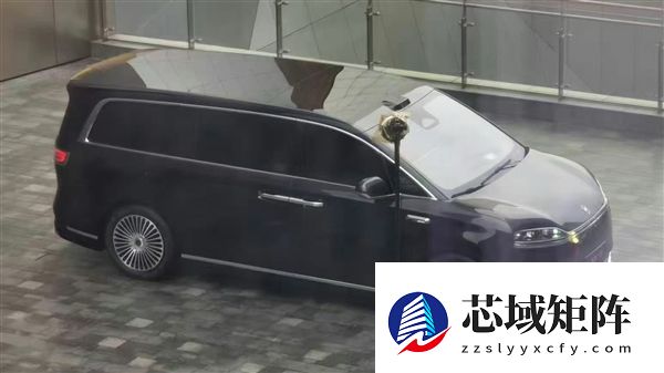 余承东放言超越市面上所有旗舰MPV！鸿蒙智行首款MPV智界V9实车亮相