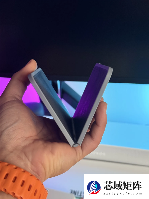 苹果首款折叠屏蓄势待发！iPhone Fold机模出炉