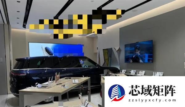 小孩误触商场展车撞入手机店 车企：有人关闭了展车模式