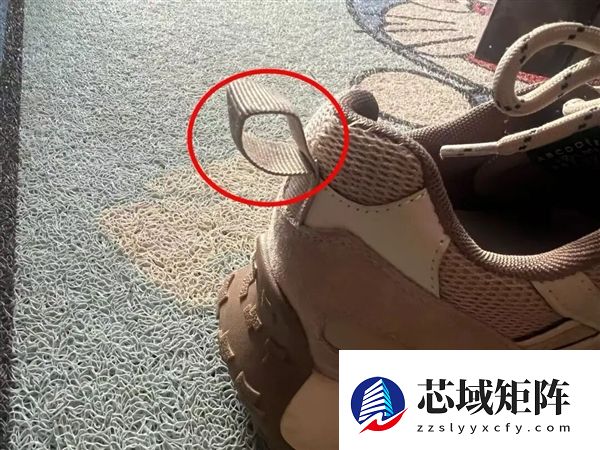 澳洲女子户外寻宝偶遇剧毒蛇 人很淡定蛇却慌了