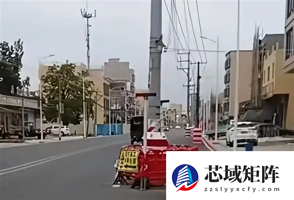 男生骑电动自行车不减速撞上马路中间电线杆致重伤引热议:防不胜防