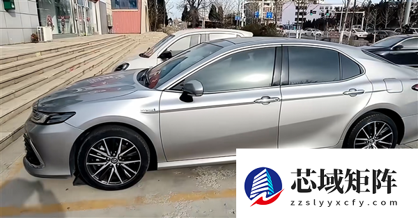 洒水车溅起石子砸坏私家车 车主损失4千多！后续来了：洒水车全责