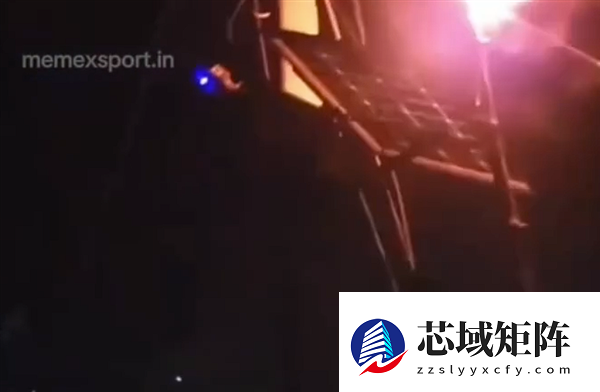 印度男子夜举火把给太阳能板充电：成功点亮LED指示灯