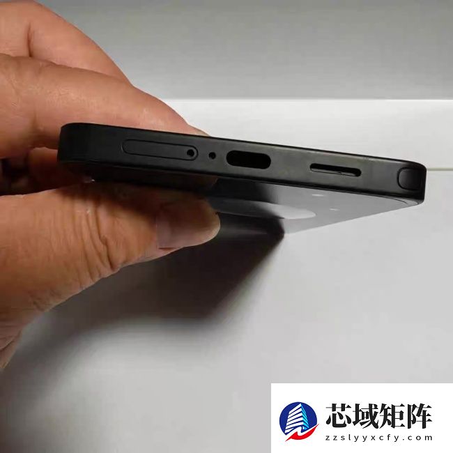 三星 Galaxy S26 Ultra 手机机模曝光：圆角边框、药丸状相机凸起