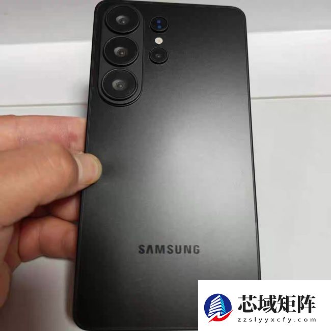 三星 Galaxy S26 Ultra 手机机模曝光：圆角边框、药丸状相机凸起