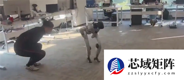 宇树G1机器人测试时突然踹工程师一脚 马斯克评论“笑哭”表情