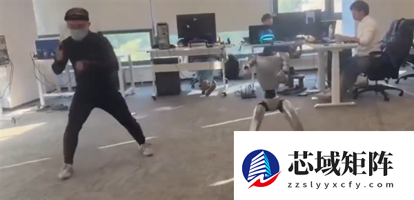 宇树G1机器人测试时突然踹工程师一脚 马斯克评论“笑哭”表情