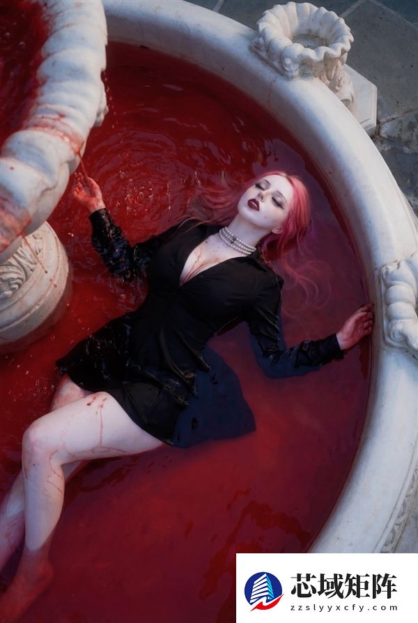 美国小姐姐Cos《电锯人》蕾塞 身材耀眼