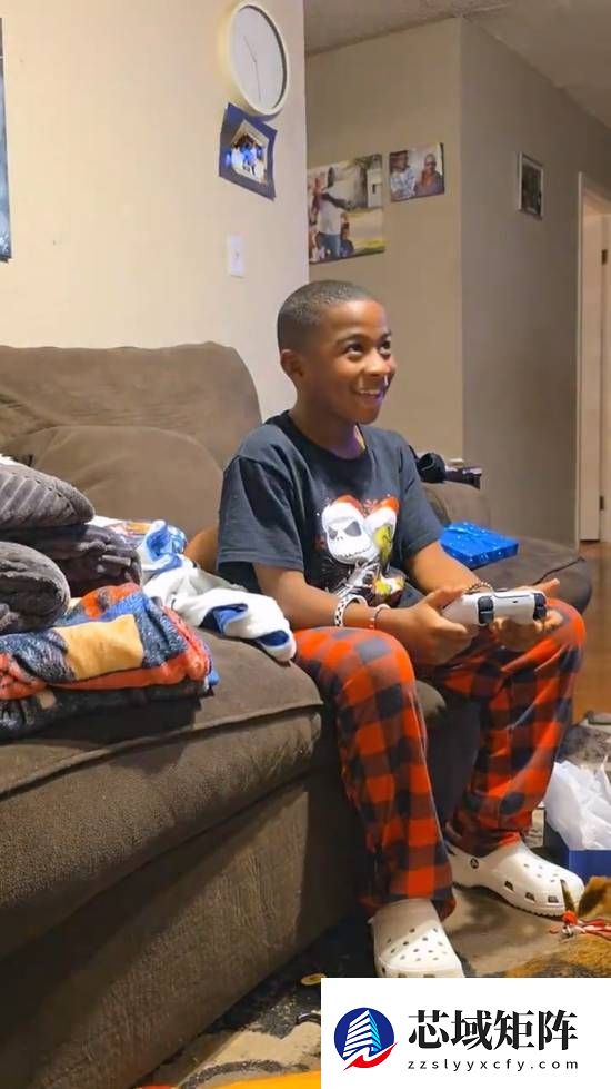 男孩期待PS5一年却只收到手柄 得知真相后看哭全网