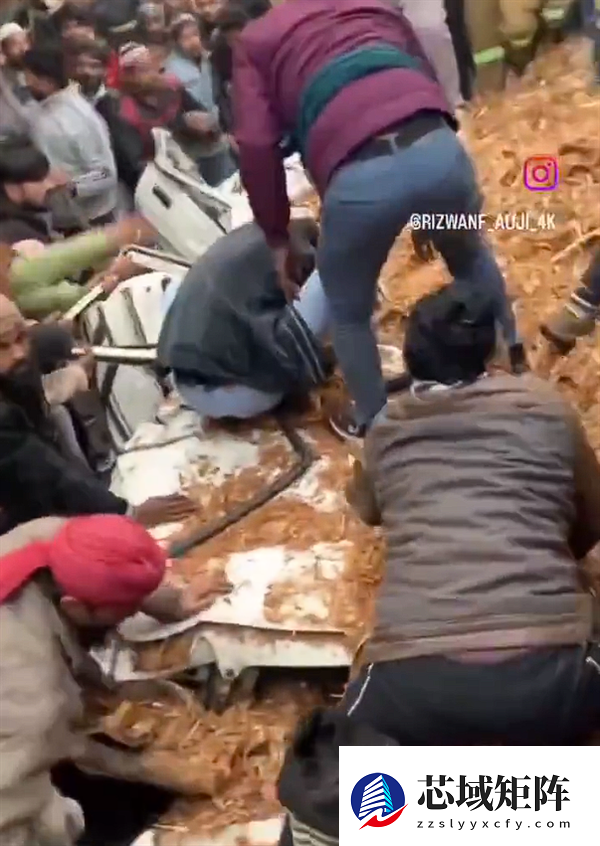 印度一满载大货车遭SUV强挤：避让时爆胎倾倒将其压扁