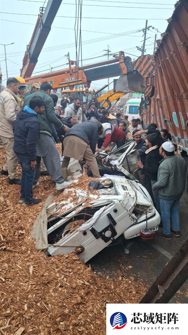 印度一满载大货车遭SUV强挤：避让时爆胎倾倒将其压扁