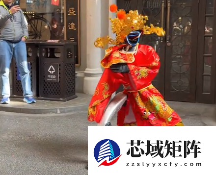 机器人身穿财神服街头“热舞” 网友：第一眼以为是弼马温