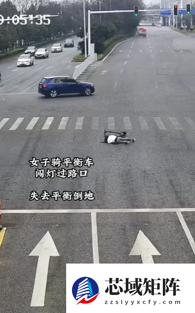 女子骑电动滑板车摔倒在路口 爬起继续闯红灯 结果鬼探头被撞
