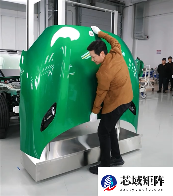 雷军直播现场跟小米YU7机盖比身高：1米83竟不占优势