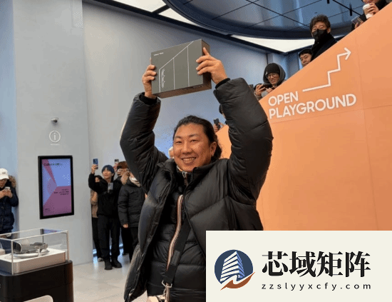 三星首款三折叠屏手机在韩发售，创新设计引关注