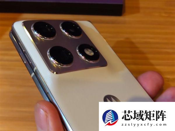 moto首款大折叠屏来了！moto Razr Fold亮相CES