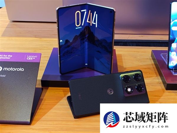 moto首款大折叠屏来了！moto Razr Fold亮相CES
