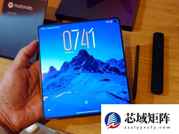 moto首款大折叠屏来了！moto Razr Fold亮相CES