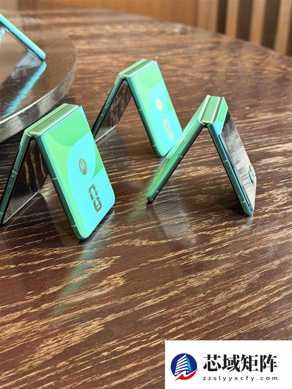 最独特的小折叠！moto razr FIFA世界杯2026定制版发布：4900元