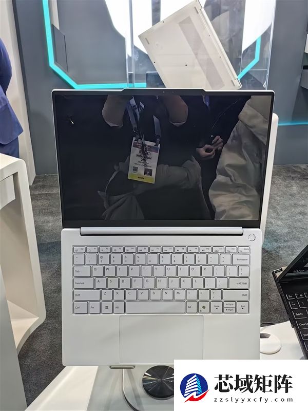 雷神aibook14 Air Carbon全能本发布：1kg碳纤维机身 18小时续航