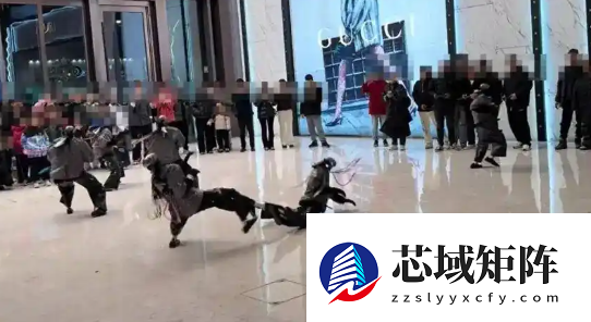 机器人表演武术“回旋踢” 将同伴踹飞二里地