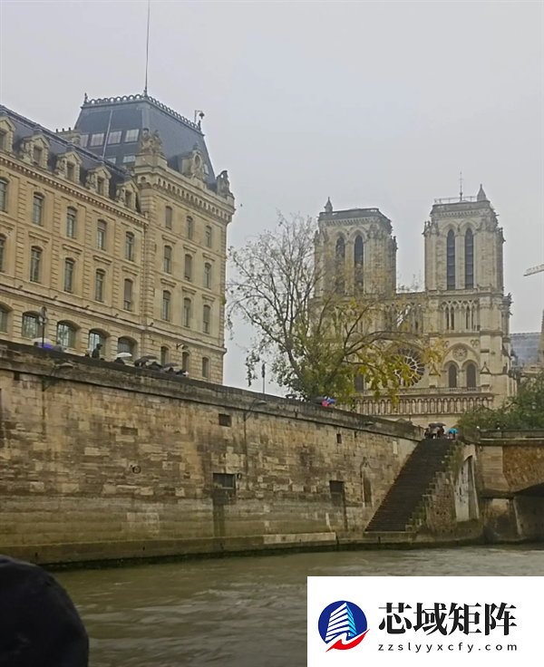 大爷拍的“素颜巴黎”火了！网友：法国旅游迎来最严厉的父亲