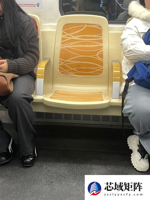 成都地铁1人1座 网友：建议全国推广