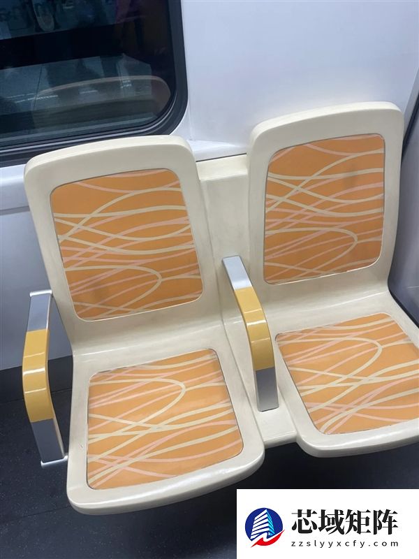 成都地铁1人1座 网友：建议全国推广