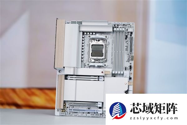 实木+皮革都用上了！技嘉木雕X870E AERO X3D WOOD主板图赏