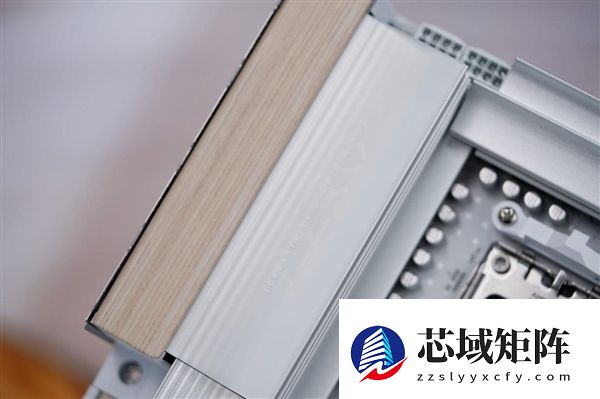 实木+皮革都用上了！技嘉木雕X870E AERO X3D WOOD主板图赏