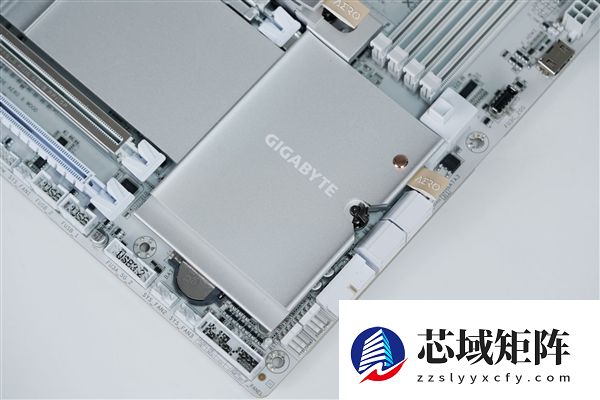 实木+皮革都用上了！技嘉木雕X870E AERO X3D WOOD主板图赏