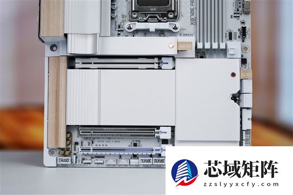 实木+皮革都用上了！技嘉木雕X870E AERO X3D WOOD主板图赏