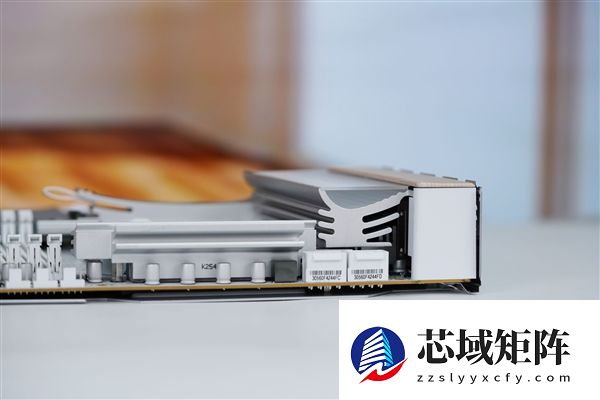 实木+皮革都用上了！技嘉木雕X870E AERO X3D WOOD主板图赏