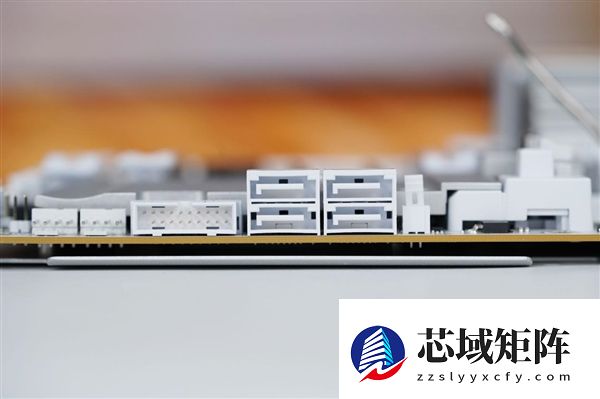 实木+皮革都用上了！技嘉木雕X870E AERO X3D WOOD主板图赏