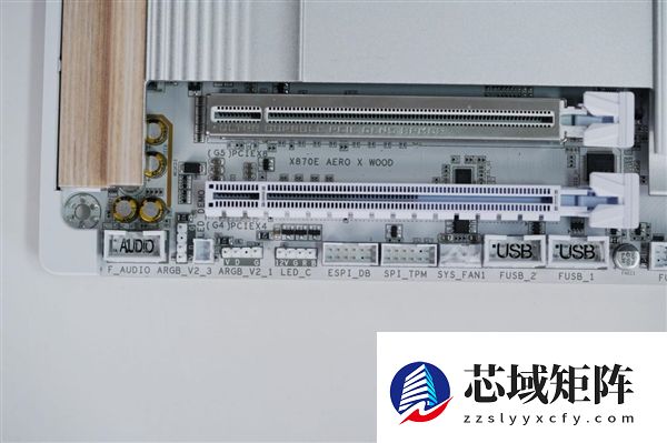 实木+皮革都用上了！技嘉木雕X870E AERO X3D WOOD主板图赏