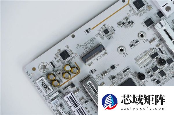 实木+皮革都用上了！技嘉木雕X870E AERO X3D WOOD主板图赏