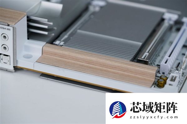 实木+皮革都用上了！技嘉木雕X870E AERO X3D WOOD主板图赏
