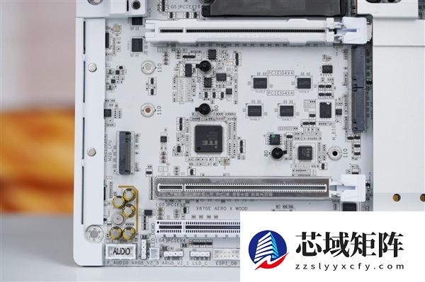 实木+皮革都用上了！技嘉木雕X870E AERO X3D WOOD主板图赏