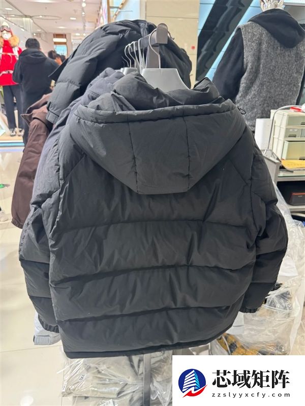 中产涌入超市抢300元羽绒服 网友：符合真香定律
