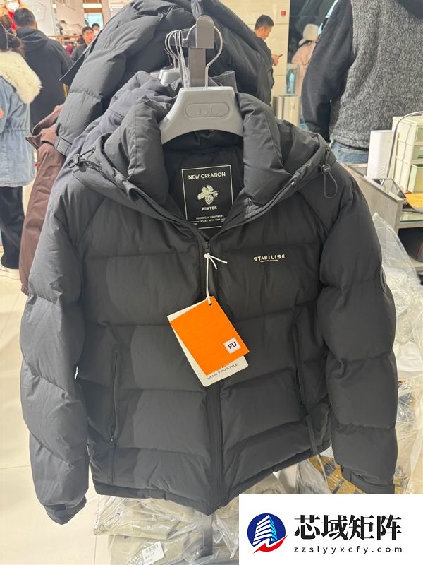 中产涌入超市抢300元羽绒服 网友：符合真香定律